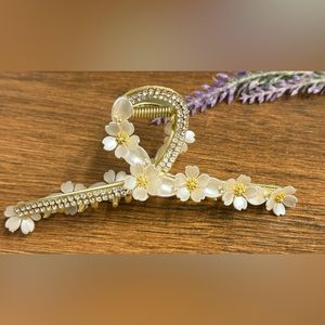 Elegant Hair Claw with Flowers and Clear Rhinestones Design/Bridal Hair Clip